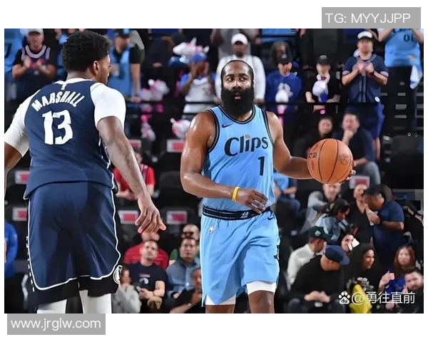 快船主场大胜对手,全队合力突破瓶颈,赛季前景一片光明