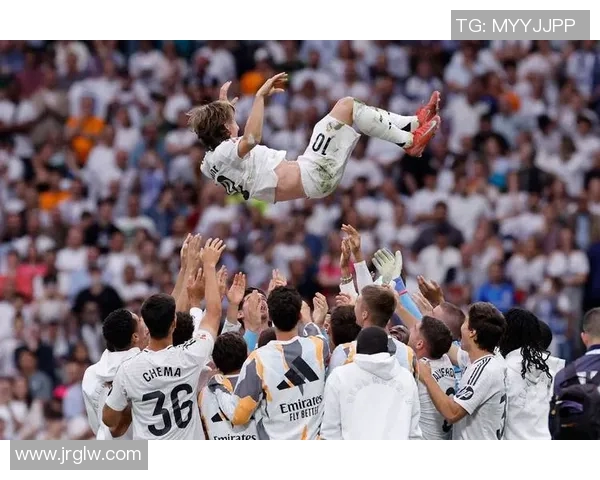 皇马主场大胜巴列卡诺，继续保持领先位置，展现王者风范